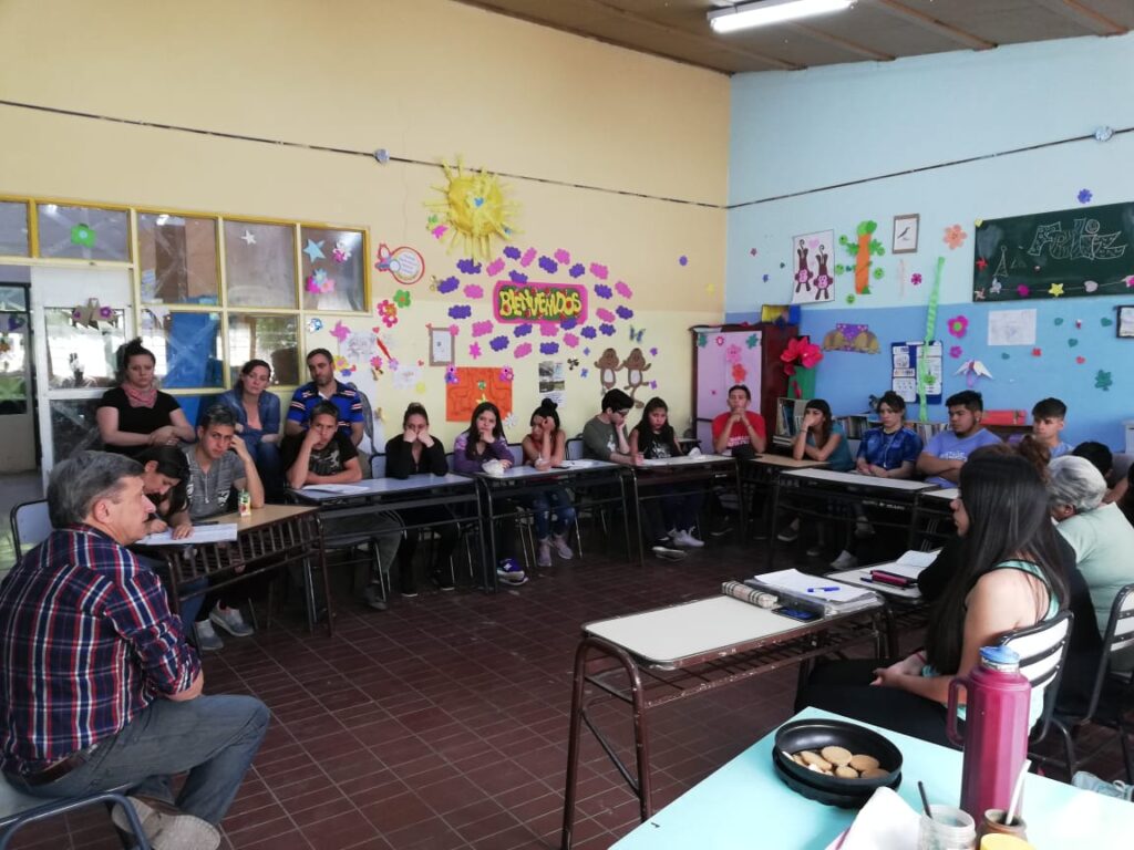 El empresario Julio Totero junto a los alumnos del Instituto CENs Haydeé Guillaumín de Guaymallén
